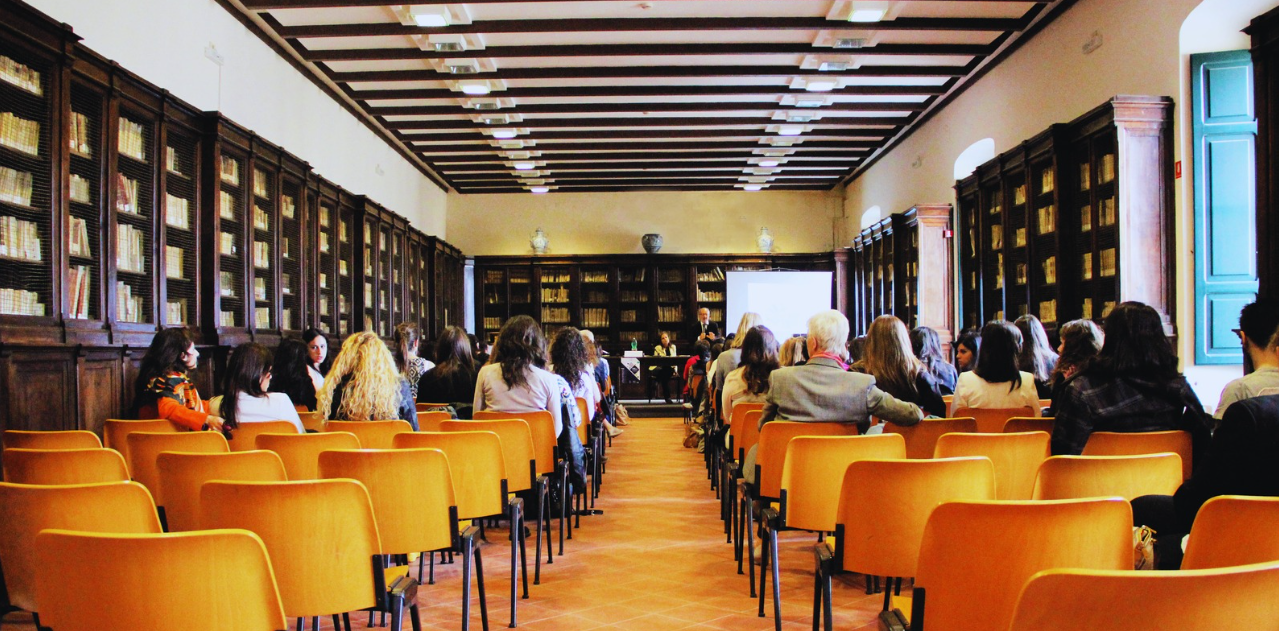 كيف أقدر أنظم مؤتمر طبي أو علمي بشكل احترافي؟